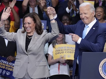 賀錦麗接棒拚總統 與拜登首度共同露面秀團結[影]