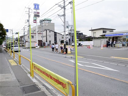 日本河口湖町架黑幕擋遊客拍照 町公所試驗性拆除