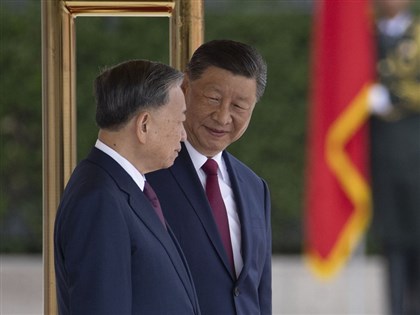 習近平消失21天露面會蘇林 央視快報反常播遠距畫面引議論[影]