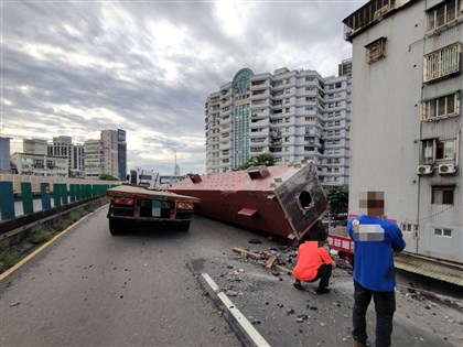 台1線往忠孝橋聯結車超載鋼梁翻落 駕駛公共危險罪嫌移送