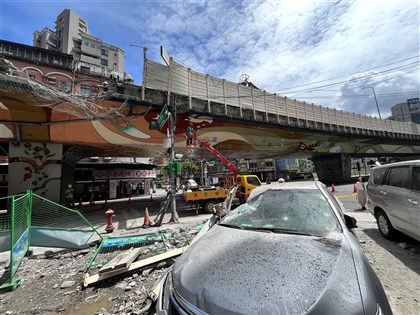三重台1線高架往忠孝橋全線封閉 聯結車鋼梁翻覆釀車輛毀損