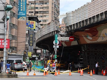 早安世界》三重台1線往忠孝橋高架遭聯結車鋼梁砸毀 估2個月修復