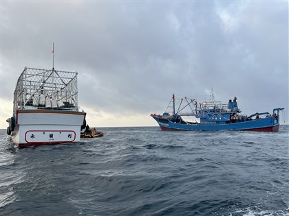 中國漁船擦撞台灣漁船逃逸 海巡新竹艦追捕助賠償和解