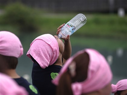 秋老虎發威熱傷害案例增 國健署：喝大量糖分飲料會流失更多水分