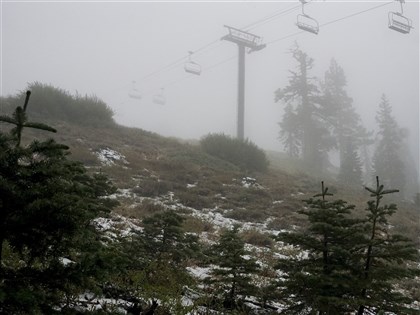 加州20年首見夏季降雪 內華達山脈成「冬季仙境」