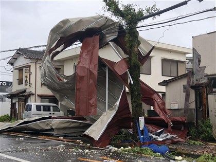 颱風珊珊襲日本九州路樹倒塌逾25萬戶停電 當局建議數千人撤離
