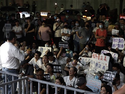 京華城案柯文哲遭聲押禁見 北檢外挺柯民眾漸增情緒高漲