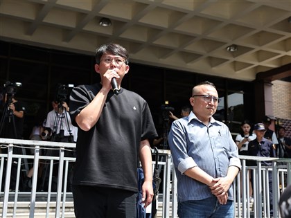 黨公職北檢外聲援柯文哲 黃國昌：民眾黨不會被擊垮