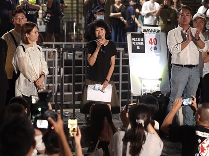 陳佩琪赴北檢向群眾致意：相信柯文哲清白 會與他奮戰到底[影]