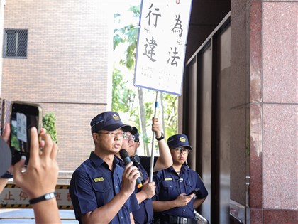 柯文哲遭聲押禁見支持者聚集北檢外 警第一次舉牌要求離開