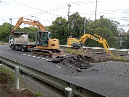 疑受大雨影響 日本千葉縣國道部分路面下陷