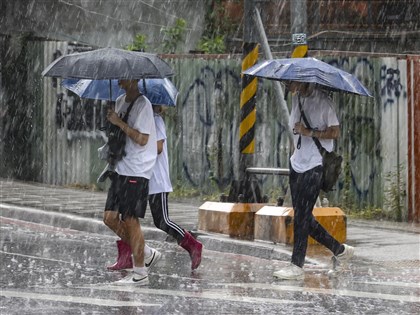 吳德榮：東北熱帶擾動將通過台灣 各地局部短暫陣雨