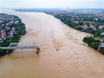 颱風摩羯襲越南媒體稱逾60死 橋梁坍塌多車墜河