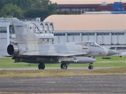 幻象戰機墜毀 飛官謝沛勳由海巡船艦救起生命穩定