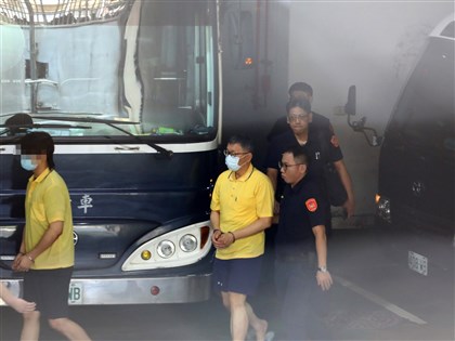 北檢偵辦京華城案首度提訊柯文哲 穿短褲、拖鞋現身