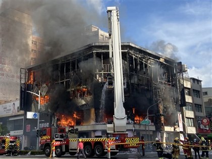 高雄婚紗店火災外牆幾乎燒毀 3人逃出起火原因待查