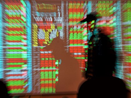 美大選辯論登場 台股早盤震盪力守平盤