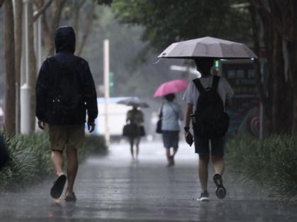 水氣移入大台北及東部雲多偶雨 西部午後防大雨