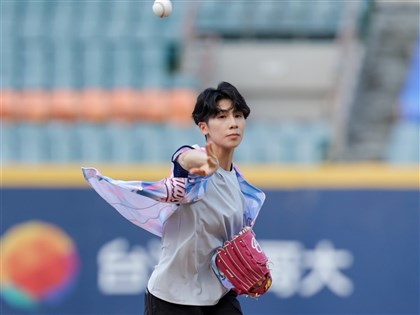 林郁婷中職開球笑找止滑粉 捕手選張育成有意涵