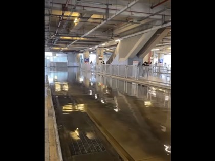 台中大雷雨市區多處積水 民眾指火車站公車引道如漂漂河[影]