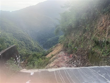 桃園雪霧鬧道路坍方逾300人受困 替代道拚下午搶通