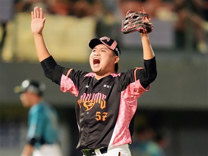 吳承諭後援1.1局穩守奪MVP  獅隊延長賽勝雄鷹[影]