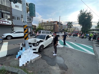 竹市虎林國中前賓士車逆向撞死1人6送醫 其中3童重傷