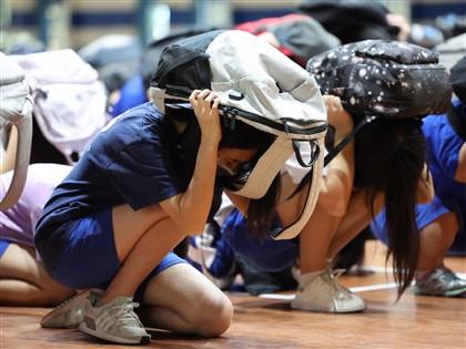 全國中小學20日9時21分  同步演練地震避難掩護