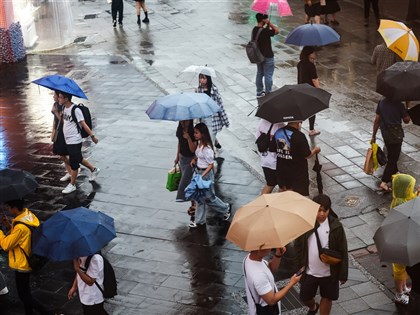 鋒面通過水氣增 東半部、基隆北海岸注意雨勢