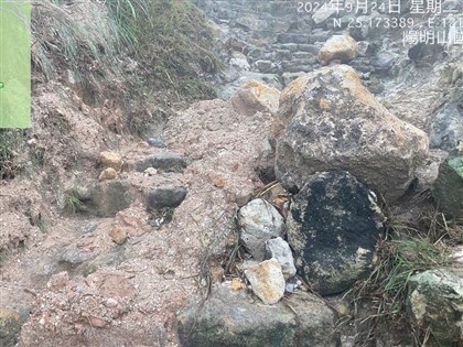 七星山主峰步道小型坍方 現場泥濘難行