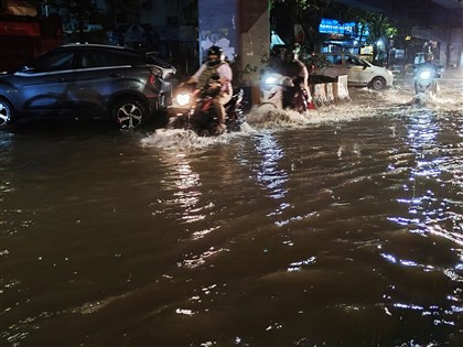 印度孟買大雨釀4死 車輛被淹沒交通癱瘓學校停課