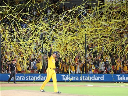 中信兄弟奪隊史第19座季冠軍 陳子豪雙響砲助擊敗樂天桃猿[影]