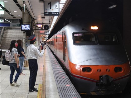 台鐵2日對號列車全部停駛 區間車視風雨狀況調整