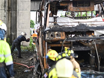 泰國校車爆胎撞上護欄起火 恐多達25師生罹難[影]