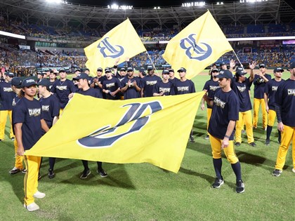 中信兄弟球員與球迷合照遭抹黑 蔡其昌：已聯繫刑事局追查