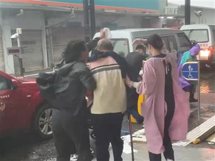 颱風天東港安泰醫院機房起火3人命危 醫護病患冒雨撤離