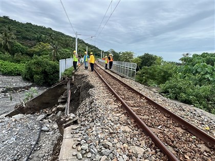 台鐵台東路段路基流失 南迴線折返營運、部分停駛