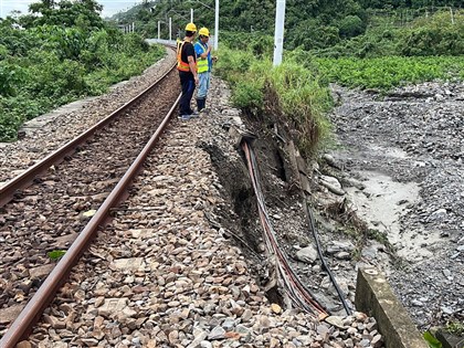 台鐵南迴線路基流失搶修完成 限速20公里通行