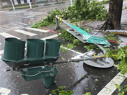 颱風山陀兒強風吹落高屏地區路牌 民眾合影嬉鬧遭警開罰