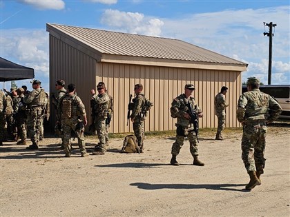 台灣軍隊參與美國民兵演習 中國留學生闖基地拍照