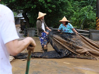 金山積水陸續消退 因雨留校國小生全接回、高中生搭車返家