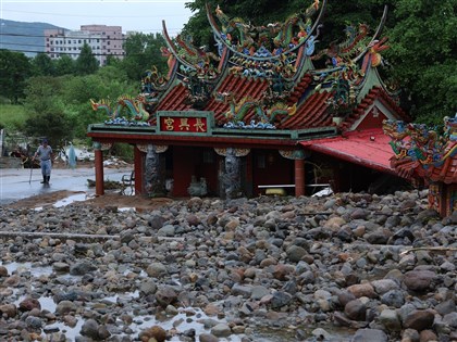 圖輯／豪雨重創北海岸災後直擊 金山滿地黃泥、廟宇險遭土石淹沒