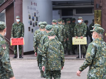 載役男車播中國軍教片 中市府：司機誤播已違約