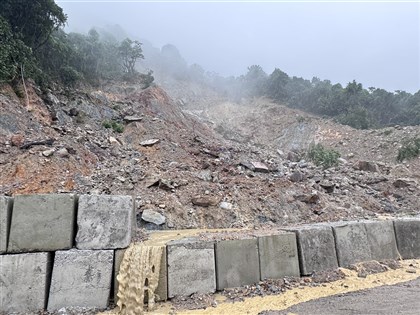 豪雨重創北海岸 三芝山區路被削一半、陽金公路山坡留大洞