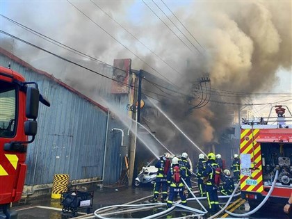 台中逢甲商圈民宅火警濃煙沖天 市府發布空污快訊