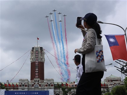 國慶大會中職啦啦隊活力應援 林郁婷等奧運英雄揮國旗現身【圖輯】