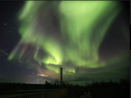 強烈磁暴10日來襲 地球大範圍夜空可見五彩極光