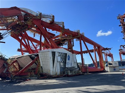 基隆港橋式起重機倒塌 貨輪裝載物疑不慎碰撞釀禍
