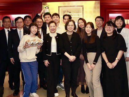 蔡英文會見在捷克台灣留學生  綠色乖乖當伴手禮
