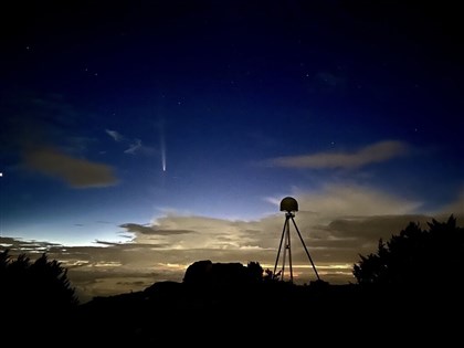 最亮彗星與玉山氣象站合影 北峰3858公尺標示牌入鏡